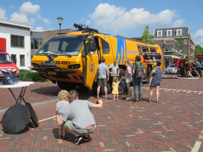 844103 Afbeelding van een brandweerwagen van de vliegbasis Woensdrecht, geparkeerd op de Meerndijk te De Meern ...